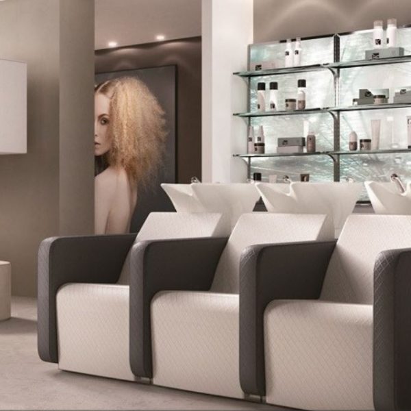 Bac de lavage INFINITY en situation dans un salon de coiffure